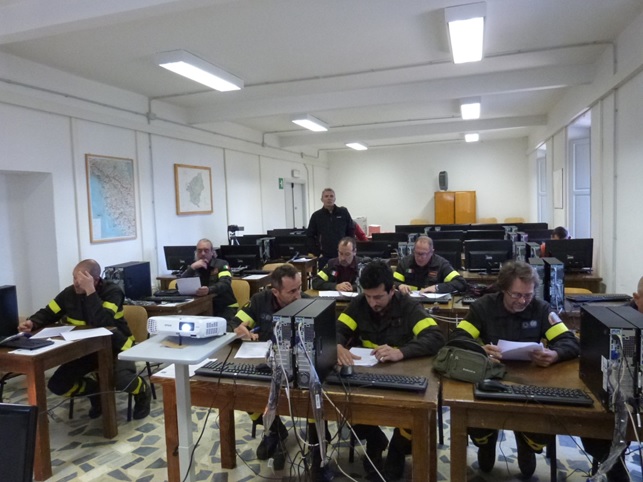 I corsisti durante la parte teorica in aula presso la sede didattica del Paradisino a Vallombrosa (FI)